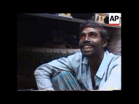 INDIA/BANGLADESH: TRUCK DRIVERS FORCED TO PAY PROTECTION MONEY