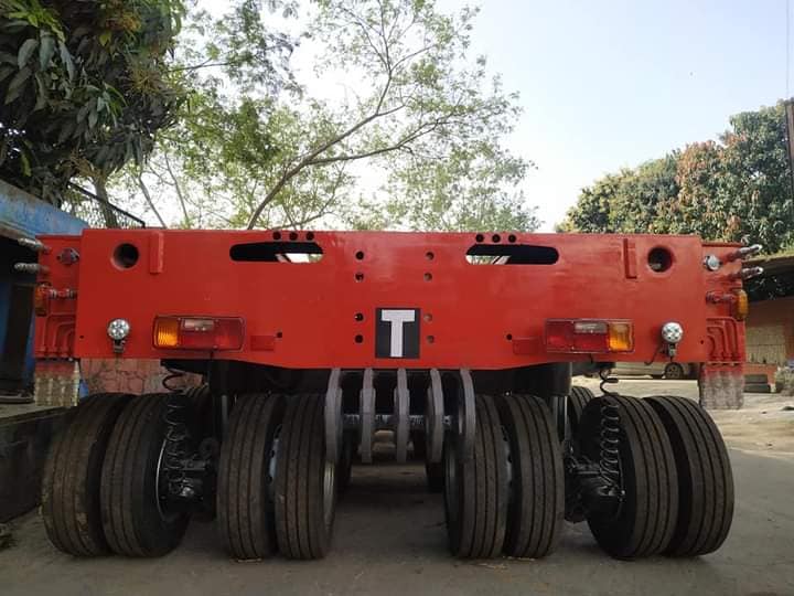 The average width of a single hydraulic axle trailer available in the market is 10 feet